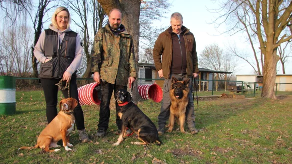 Katharina Fischer-Gr&uuml;nschlag (von links), Tobias Lambracht und Wilfried Eggert wollen sich mit dem Hundesportverein Lieme neu einbringen. Sie starten mit einem Basiskurs. Rudi, Lilit und Odin haben den nicht mehr n&ouml;tig. - &copy; Katrin Kantelberg