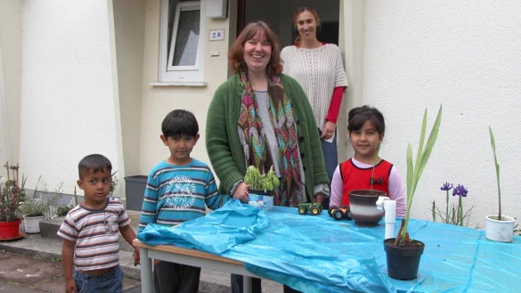 Juliane Rönnau (Sozialarbeiterin der Stadt, vorne) und AWO-Quartiersmanagerin Elvira Jakupovic sind in der Britensiedlung Ansprechpartner für Groß und Klein. - © Katrin Kantelberg