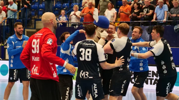 Im Überschwang über den Neun-Tore-Sieg gab es für Maskottchen Hermann nach seiner H-U-M-B-A noch etwas auf den Plüsch-Helm. - © Jörg Hagemann