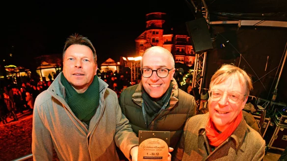 B&uuml;rgermeister Frank Hilker (von links), Christian Schmidt, Vorsitzender der Werbegemeinschaft und Stephan Prinz zur Lippe er&ouml;ffnen den Weihnachtsmarkt. - &copy; Nicole Ellerbrake