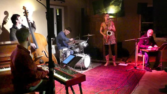 Die Band Mavi D&uuml;nya mit von links Daniel Schlipf, Nils Rabente, Elmar Lappe, Mona Schein und Muharrem Karakuzu legte ein Programm mit starkem Drive hin. - &copy; Rudi Rudolph