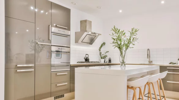 Helle Töne und Hochglanz liegen bei Küchenmöbeln 2025 im Trend. - © picture alliance / Shotshop