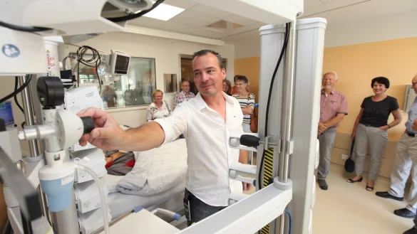 Großstationsleiter Timo Ostmann zeigt das neue Atemgerät. - © Vera Gerstendorf-Welle