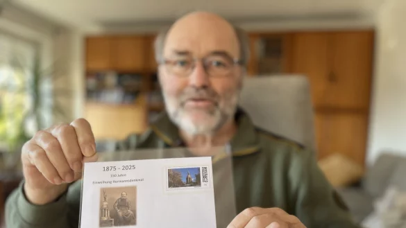 Briefmarkensammler Hartmut Sohn kennt bereits den Plusbriefumschlag zum Jubil&auml;um des Hermannsdenkmals. Rechts ist das Bauwerk, links Erbauer Ernst von Bandel zu sehen. Auch einen speziellen Stempel wird die Post auflegen. - &copy; Till Brand