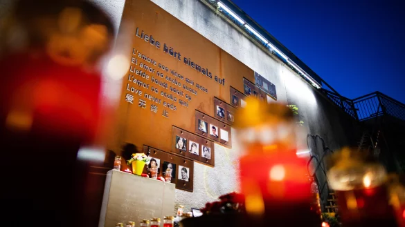 Kerzen brennen an der Ungl&uuml;cksstelle der Loveparade 2010. Mit brennenden Kerzen und Saxofonmusik wurde in Duisburg der Opfer der Loveparade-Katastrophe vor acht Jahren gedacht. - &copy; Marcel Kusch/dpa