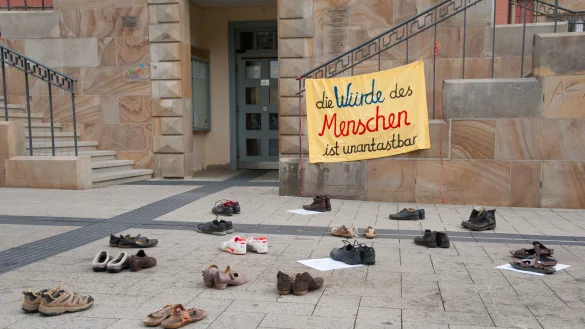 &bdquo;Die W&uuml;rde des Menschen ist unantastbar&ldquo; steht auf einem Plakat, das an der Rathaustreppe h&auml;ngt. - &copy; walter meutzner