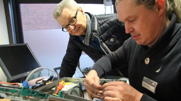 Tüfteln für Bedürftige: Heiko Dross (rechts) und Fritz Steinke geben künftig Computer an Menschen aus, die sich solch ein Gerät sonst nicht leisten könnten. - © Till Brand