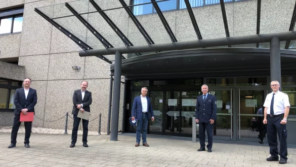 Gruppenfotos haben in Corona-Zeiten ihre eigene &Auml;sthetik. &Uuml;ber das Krisenmanagement im Bad Salzufler Rathaus berichten (von links) Armin Wei&szlig;ing (Fachbereichsleiter Ordnung), Technischer Beigeordneter Bernd Zimmermann, B&uuml;rgermeister Dr. Roland Thomas, Erster Polizeihauptkommissar Heinz Wieler und Andreas Echterhof, stellvertretender Leiter der Freiwilligen Feuerwehr. - &copy; Thomas Reineke