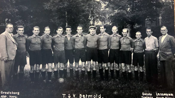 Die legendären Detmolder Fußballhelden von 1950: (von links) Abteilungsleiter Erich Creutzburg, Kurt Fritz, Helmut Maiwald, Kurt Leichner, Hans Kampe, Dragan Mihailovic, Theo Schlink, Werner Hums, Heinz Mager, Werner Bergmann, Alfred Pawlitzki, Klemens Zielinski, Trainer Erich Garske und Geschäftsführer Fritz Lesemann nahmen Aufstellung für das Photostudio Beckmann. - © Archiv Familie Kampe