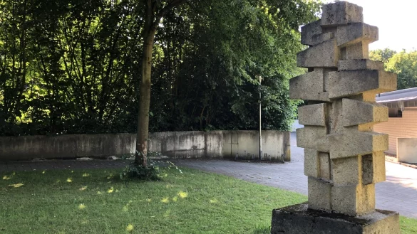 Das Gel&auml;nde, auf dem das muslimische Grabfeld entstehen soll, liegt hinter der Mauer. - &copy; Sven Kienscherf