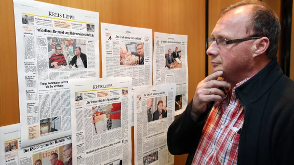 Nachdenklicher Blick: Das Torunfall-Urteil hat im Jahr 2015 auch die Schlagzeilen der Lippischen Landes-Zeitung bestimmt, davon überzeugt sich hier der Vorsitzende des Detmolder Kreisjugendausschusses, Udo Wille. - © Bernhard Preuß