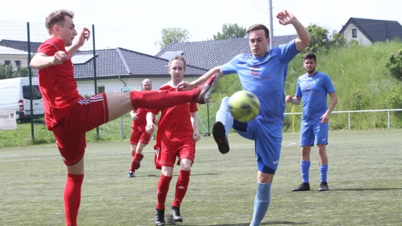 Hoch das Bein: Bexterhagens Dominik Dodt h&auml;lt den Schlappen dr&uuml;ber, doch Asemissens Diego Giesbrecht Ketler kommt mit dem Schrecken davon. - &copy; Dietmar Welle
