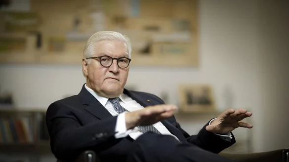 Der Bundespr&auml;sident empf&auml;ngt zum Gespr&auml;ch im Schloss Bellevue: Frank-Walter Steinmeier macht sich Sorgen &uuml;ber den Zustand der Demokratie. - &copy; Thomas Koehler/photothek.net