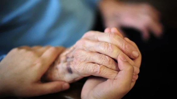 In der Pflege - &copy; Foto: Daniel Reinhardt/dpa