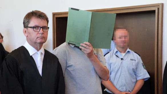 Verteidiger Jann Popkes und sein Mandant Heiko V. am zweiten Prozesstag. - © Achivfoto: Bernhard Preuss