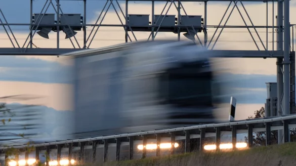 Schwerlastverkehr - &copy; Foto: Marc Tirl/dpa-Zentralbild/dpa