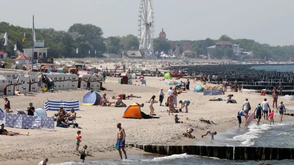 Urlauber an der Ostsee - &copy; Foto: Bernd W&uuml;stneck/dpa-Zentralbild/dpa