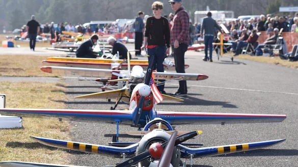 Regelmäßig findet auf dem Segelflugplatz in Oerlinghausen die Modellflugshow statt. Foto: Karin Prignitz - © Karin Prignitz