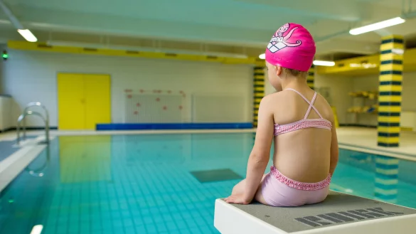 Die Zahl der Kinder, die nicht sicher schwimmen können, steigt auch in Nordrhein-Westfalen. - © dpa
