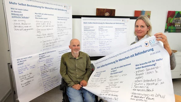 Im Kreishaus haben mehr als 100 Betroffene Ideen und Kritik gesammelt. Kai Lohmeier und Sonja Wagner suchen einige Punkte heraus, um die sie sich zuerst k&uuml;mmern wollen. Menschen mit Behinderung wollen ein selbstbestimmteres Leben f&uuml;hren. - &copy; Bernhard Preuss