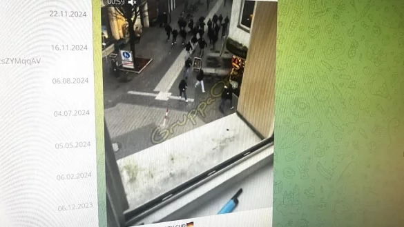 Ein Video auf einem internationalen Ultra-Portal des Messengers Telegram zeigt, wie etwa 25 schwarz gekleidete Männer aus der Karl-Eilers-Straße loslaufen und in die Friedenstraße abbiegen. - © Screenshot: Telegram