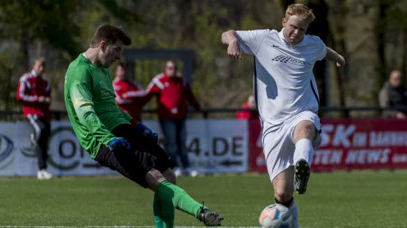 Extrem gef&auml;hrlich: Diestelbruchs Martin Rethmeier nutzt einen winzigen
Bruchteil der Unaufmerksamkeit des Oesterholz-Kohlst&auml;dt-Torwarts Bj&ouml;rn
Bergner. - &copy; Egon Penner