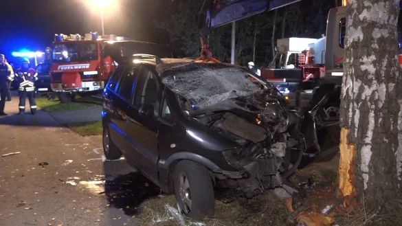 Mutter stirbt bei Unfall: Sechs Kinder in Lebensgefahr - &copy; Foto: -/Nord-West-Media TV/dpa