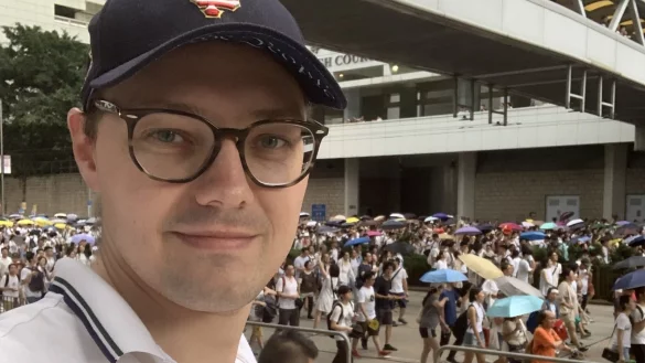 Ein „Selfie" zeigt das Ausmaß: Markus Burmeister bei einem Protest auf Hongkongs Straßen. - © Markus Burmeister