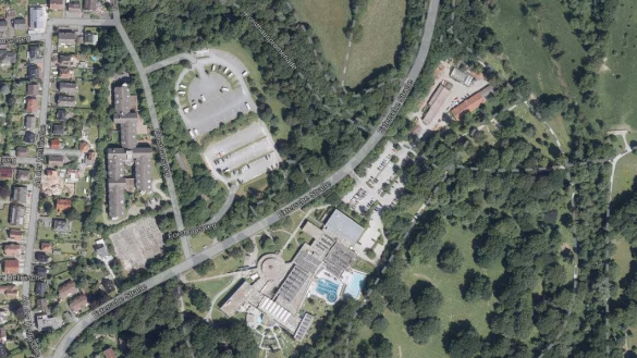 Hier wird bis Ende 2026 gebaut. Zur Zeit entsteht n&ouml;rdlich der Exterschen Stra&szlig;e und unterhalb des Wohnmobilstellplatzes Flachsheide ein neues Parkdeck. Ist dieses fertig, soll der Bau eines Voer-Sterne-Hotels auf dem heutigen Parkplatz "VitaSol I" an der Therme beginnen. Oberhalb davon befindet sich ein st&auml;dtischer Betriebshof. - &copy; TIM-online/Geobasisdaten NRW