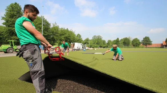 F&uuml;r mehr Kunstrasen &ndash; wie hier im Jahr 2017 beim Bau des Platzes am Schulzentrum in Hohenhausen &ndash; kann es in Kalletal Zusch&uuml;sse der Gemeinde geben. - &copy; Jens Rademacher