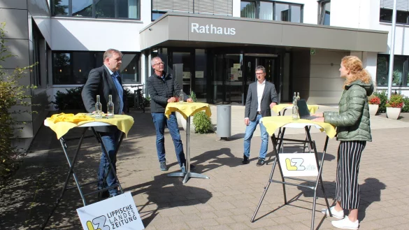 Liefern sich hitzige Diskussionen: Ulrich Meyer zu Evenhausen (FDP), Axel Meckelmann (CDU) und Martin Hoffmann (SPD) m&ouml;chten B&uuml;rgermeister von Leopoldsh&ouml;he werden. Die Runde moderiert hat LZ-Redakteurin Kirsten Fuhrmann. - &copy; Karolina Schmidt