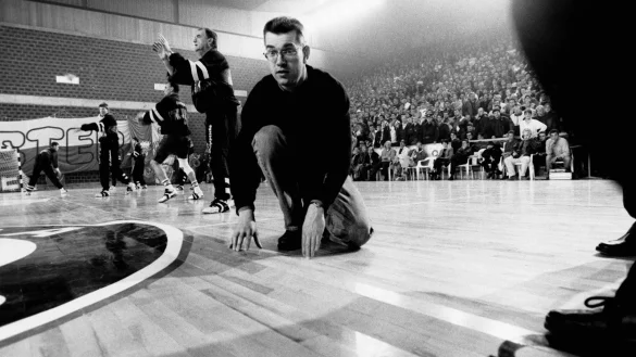 TBV-Gesch&auml;ftsf&uuml;hrer Harald Wallbaum kann es kaum glauben. W&auml;hrend sich die Mannschaften aufw&auml;rmen, w&ouml;lbt sich das Parkett zu einer gef&auml;hrlichen Stolperfalle. Foto: J&ouml;rg Hagemann - &copy; J&ouml;rg Hagemann