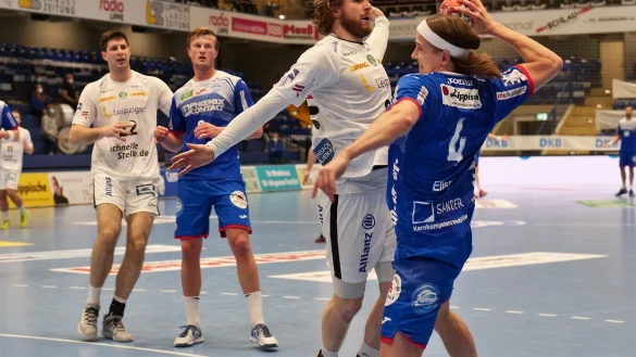 Bjarki Mar Elisson schiebt sich an Gregor Remke vorbei und erzielt einen seiner acht Treffer. Alle f&uuml;nf Siebenmeter des Isl&auml;nders &bdquo;sa&szlig;en&ldquo; am Donnerstagabend. - &copy; J&ouml;rg Hagemann