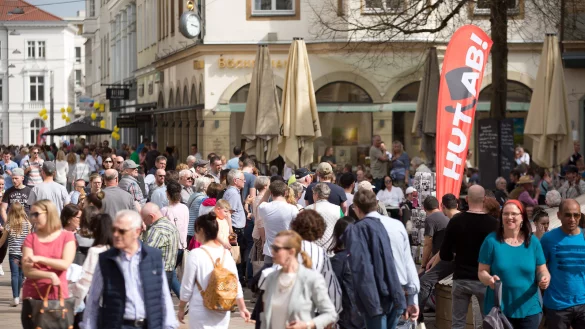 Umstritten: Verkaufsoffene Sonntage wie hier in Bielefeld ziehen oft viele Besucher und Kunden aus dem Umland an. - © Oliver Krato