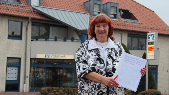 Beim Start: Sondra Kirchner will Unterschriften von Volksbank-Kunden sammeln. Ziel der Aktion ist es, dass die Filiale in W&uuml;sten auch ab Januar 2016 nachmittags ge&ouml;ffnet bleibt. - &copy; Tobias Schneider