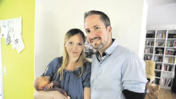 Gl&uuml;ckliche zweifache Eltern: Katja und Stefan Werth mit T&ouml;chterchen Lina Marie, die am Montag zur Welt kam. - &copy; Hartmut Kleimann
