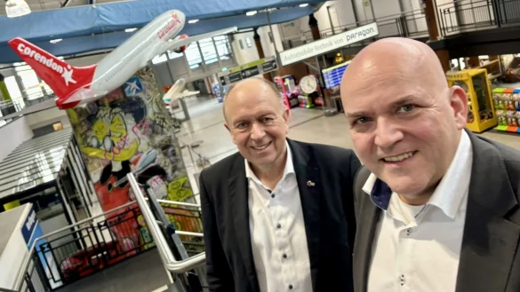 Am Flughafen Paderborn/Lippstadt sind Aufsichtsratschef Christoph Rüther (l.) und Geschäftsführer Roland Hüser mit der Entwicklung seit Ende der Pandemie sehr zufrieden. - © Jens Reddeker