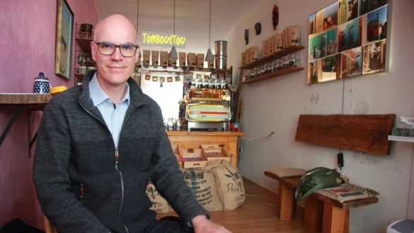 Dr. Burkhard Pohl in der Kaffeer&ouml;sterein an der Papenstra&szlig;e. Fairer und auch regionaler Handel ist ihm wichtig. - &copy; Katrin Kantelberg