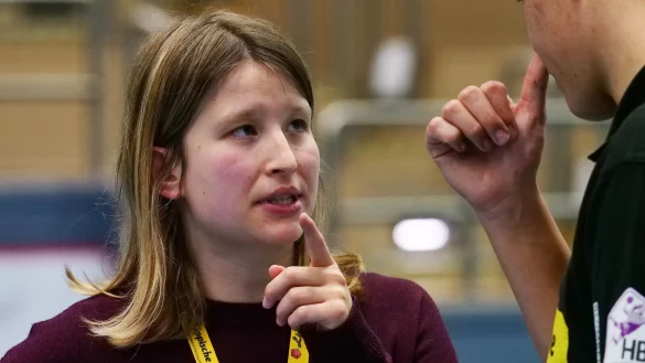 Franziska Rautauoma gibt k&uuml;nftig die Richtung vor bei der HSG Blomberg-Lippe. Hier tauscht sie sich mit Physiotherapeut Fabian Reinsberger aus. - &copy; J&ouml;rg Hagemann