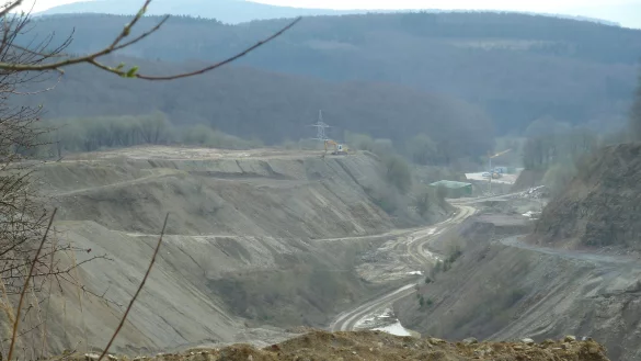Großes Loch: Der Steinbruch Vollmer in Röntorf soll nach der Nutzung ein Lebensraum für seltene Tiere werden. - © Kreis Lippe