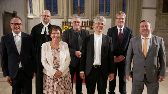 Der neue Kirchenmusikdirektor in St. Marien, Volker J&auml;nig (Dritter von rechts) mit (von links) Markus Baier, Matthias Altevogt, Dorothea Ruhe, Tobias Treseler, Landessuperintendent Dietmar Arends und Landrat Dr. Axel Lehmann. - &copy; Thomas Kr&uuml;gler