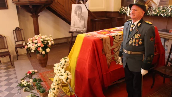 Lipperinnen und Lipper k&ouml;nnen in der Kapelle des Schlosshofes Abschied von Traute Prinzessin zur Lippe nehmen. Als Oberst der Detmolder Sch&uuml;tzen h&auml;lt Heinz Holey t&auml;glich drei Stunden Totenwache. - &copy; Janet K&ouml;nig