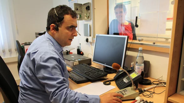 Ibrahim Sansar arbeitet am Empfang der Blindenwerkstatt. Bei ihm melden sich Besucher an, hier Gesch&auml;ftsf&uuml;hrerin Angelika Bicker. Und von hier macht er auch Durchsagen, wie den aktuellen Speiseplan der Kantine. - &copy; Bernhard Preu&szlig;