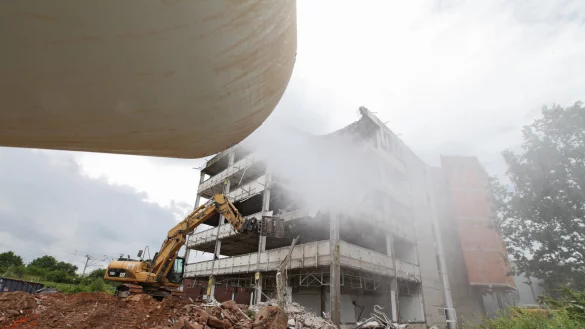 Stück für Stück verschwindet der Büroturm des ehemaligen Schieder-Möbel-Werkes von der Bildfläche. Die Fläche will die Firma Phoenix Contact für ihr Ausbildungs- und Weiterbildungszentrum nutzen. - © Vera Gerstendorf-Welle