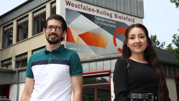 Haben trotz erschwerter Bedingungen jetzt ihr Abi am Westfalen-Kolleg geschafft: Ezat Sahibzadah (32) und Fereshte Akbari (24). Beide kommen aus Afghanistan. - &copy; Ivonne Michel