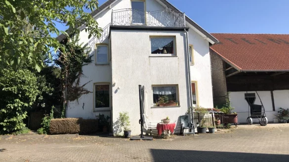 In diesem Haus hat die Ermordete laut Bekannten gelebt. Der mutma&szlig;liche T&auml;ter soll in einem anderen Geb&auml;ude auf der Hofanlage gewohnt haben. - &copy; Sven Kienscherf