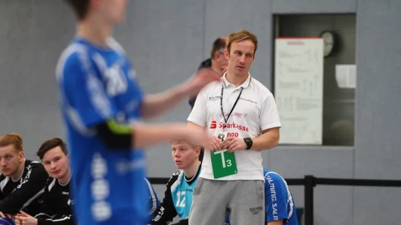 Zieht die gr&uuml;ne Karte: Lemgos A-Jugend-Trainer Leif Anton legt eine Pause ein. - &copy; J&ouml;rg Hagemann