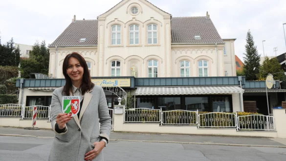 Olga Diser hat das denkmalgesch&uuml;tzt Haus in der Stra&szlig;e "Am Herforder Tor 6" erworben, die Denkmalplakette hat ihr die Stadt zugeschickt. Allerdings gab es reichlich Probleme w&auml;hrend der Sanierung. - &copy; Alexandra Schaller