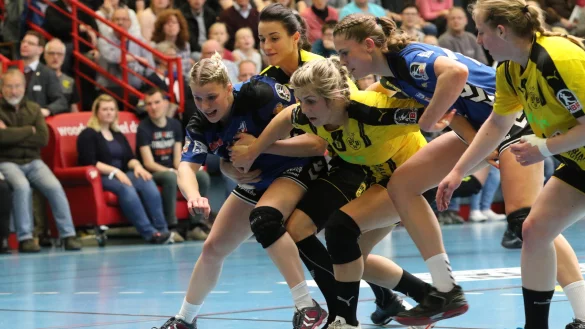 Die HSG Blomberg-Lippe (hier mit Laura R&uuml;ffieux und Alicia Stolle, blaue Trikots) k&auml;mpft demn&auml;chst im Europapokal ums Weiterkommen. - &copy; Foto: Oliver K&ouml;nig