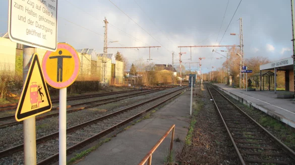 Schilder mahnen zur Vorsicht beim &Uuml;berqueren des Gleises. Die w&auml;ren nach der Modernisierung des Bahnhofs obsolet, denn Bahnsteig 2 - mehr ein asphaltierter Wall - wird nicht erneuert. Die Deutsche Bahn favorisiert stattdessen auch bei sich kreuzenden Z&uuml;gen den Halt auf demselben Gleis. - &copy; Dieter Asbrock